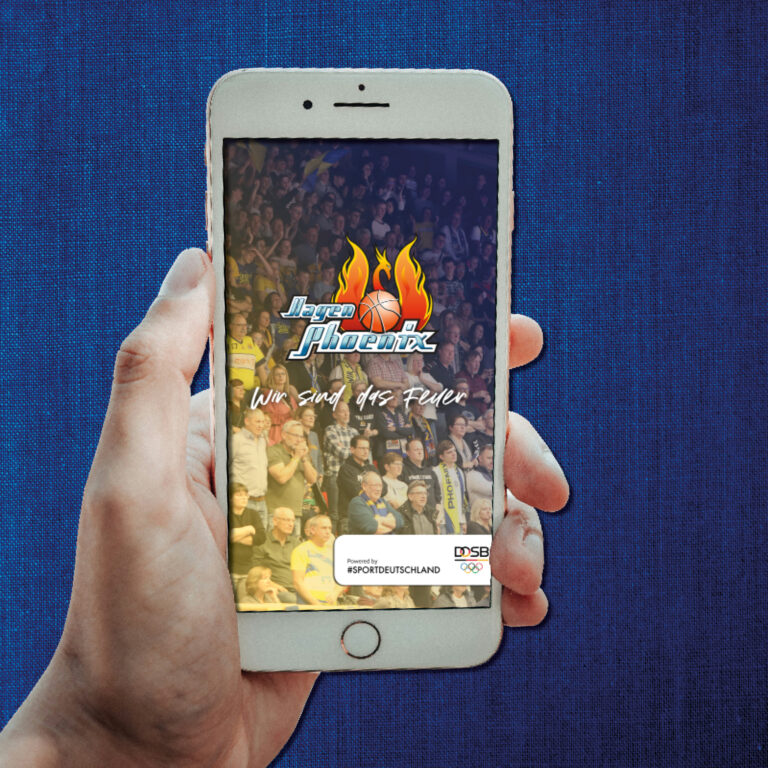 Hand haelt weisses Smartphone mit Logo Jena Pheonix und Flammen auf Blau