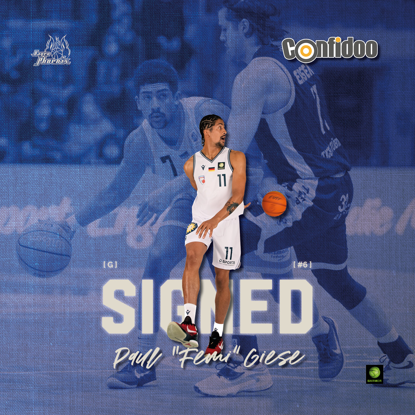Basketballspieler in weißem Trikot beim Dribbeln, fokussierter Ausdruck. Hintergrund in Blau.