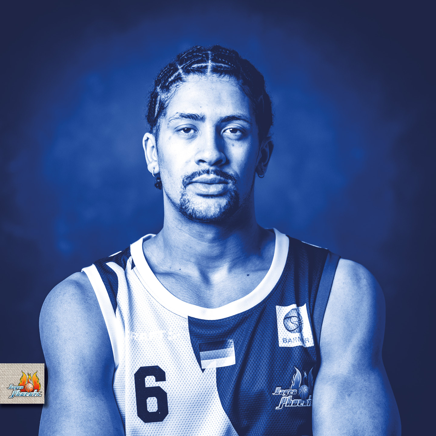 Basketballspieler mit Zöpfen in blauem Trikot, ernster Ausdruck, monochrom blaue Filterung.