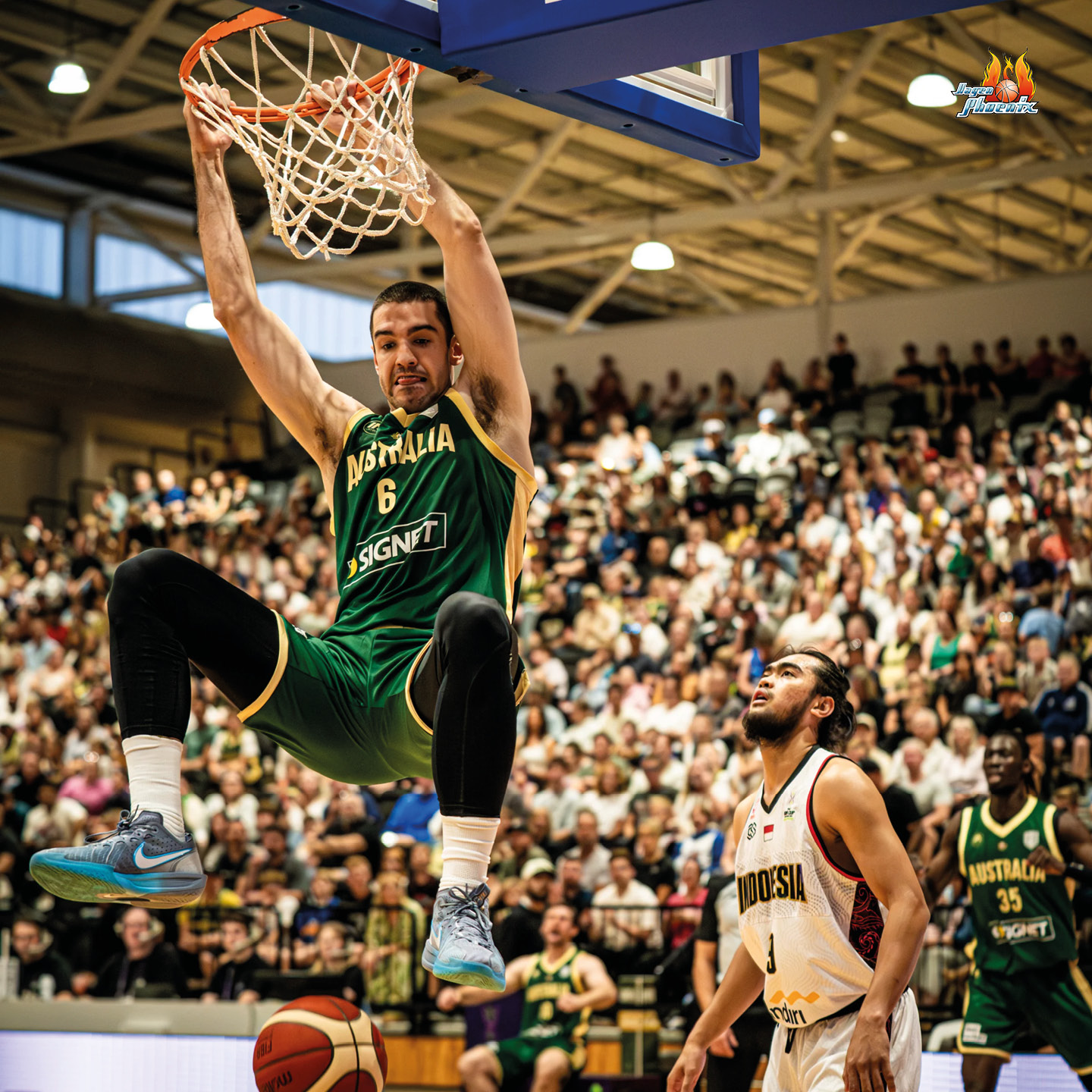 Ein Basketballspieler in grünem Trikot dunkt den Ball, während ein anderer zuschaut.