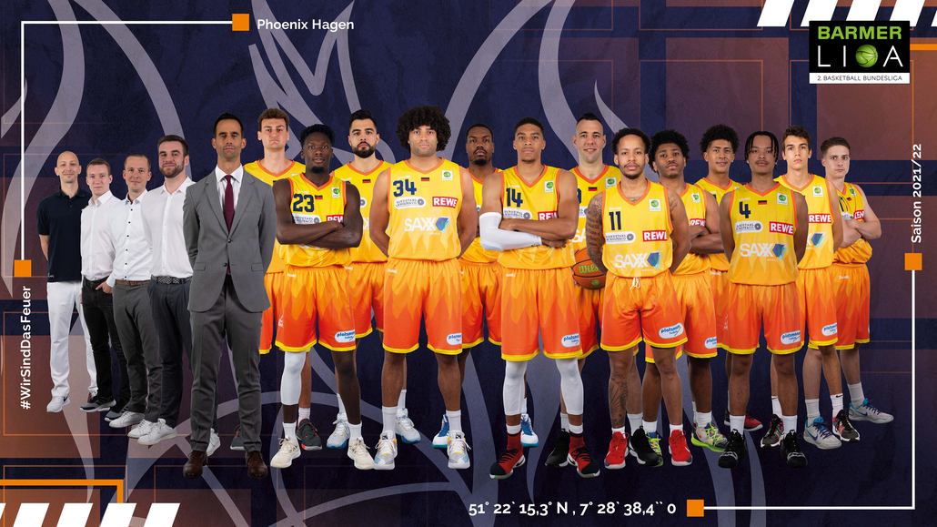 Eine Basketballmannschaft in gelb-orangen Trikots steht nebeneinander, teils mit verschränkten Armen.