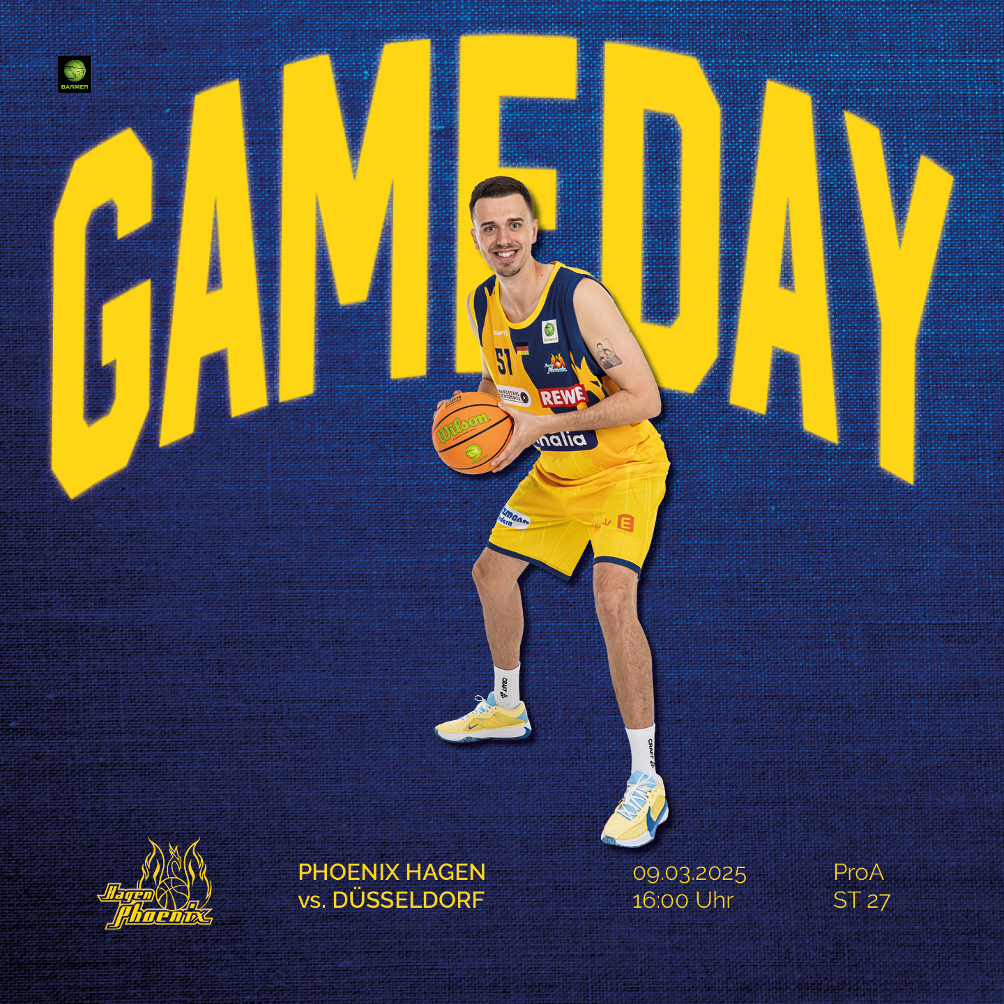 Ein lächelnder Basketballspieler in gelbem Trikot mit Ball vor blauem Hintergrund.