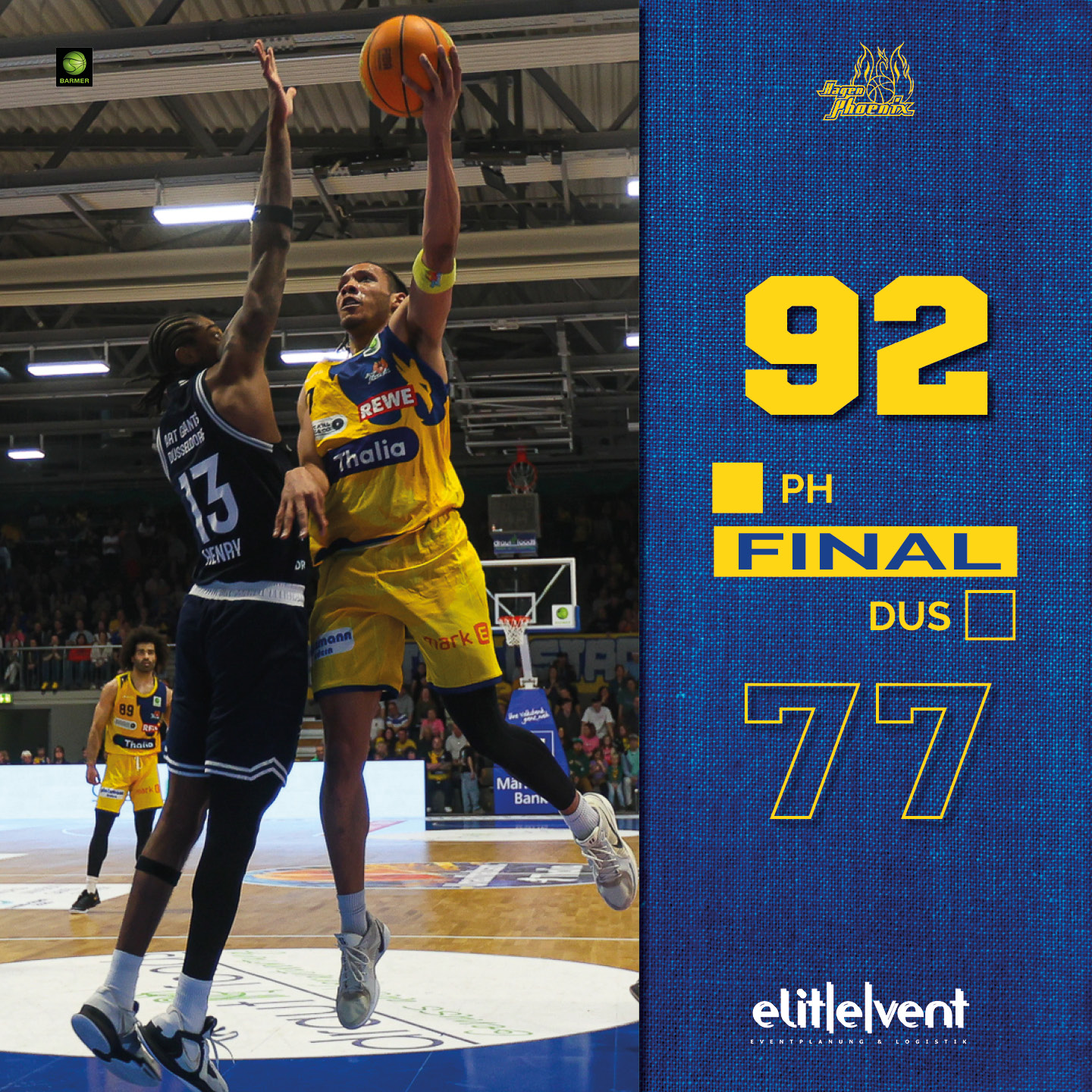 Ein Basketballspieler springt mit entschlossener Miene, ein anderer blockiert. Punktestand: 92:77.
