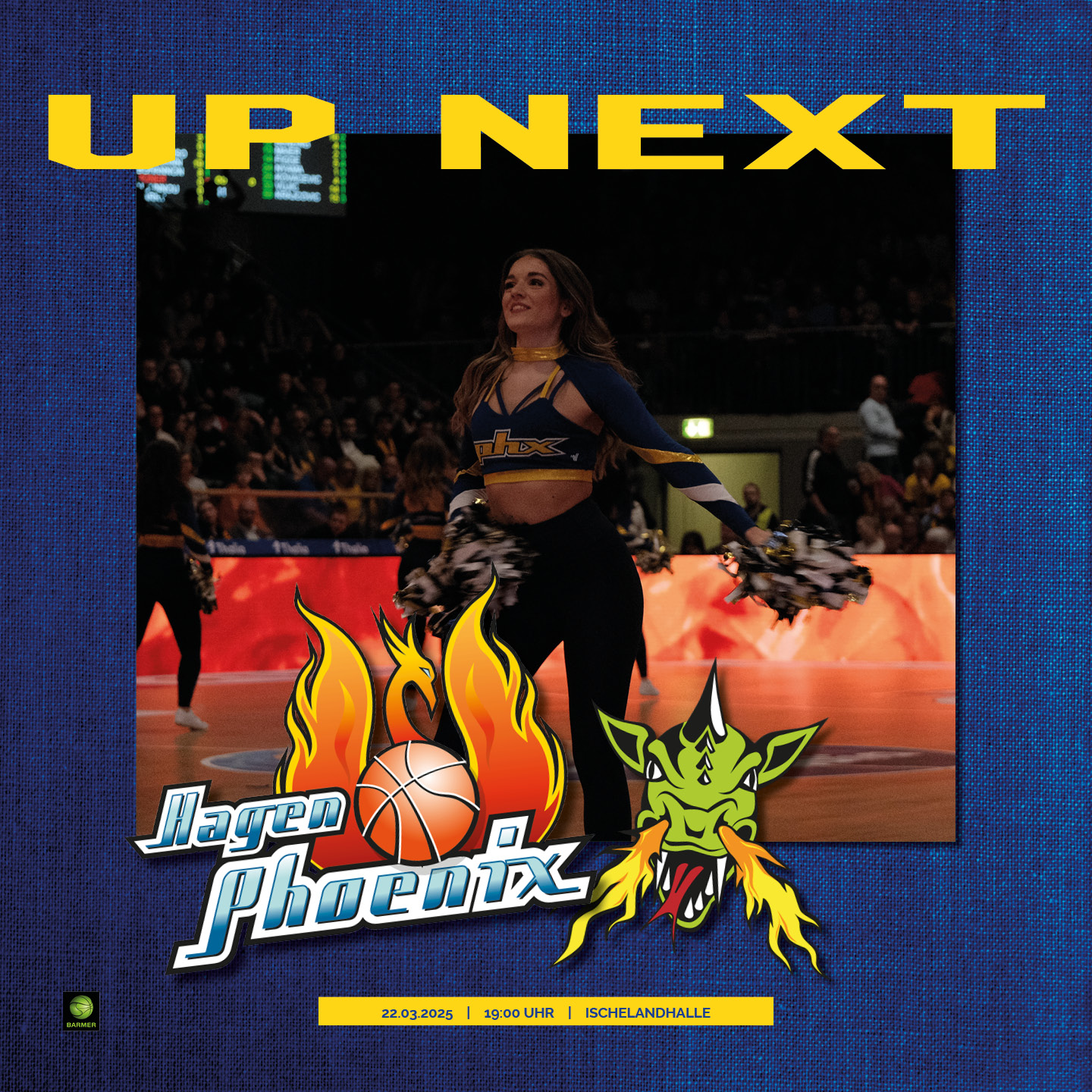 Eine Frau mit Cheerleader-Kleidung lächelt bei einem Basketballspiel; blau-gelbes Outfit.
