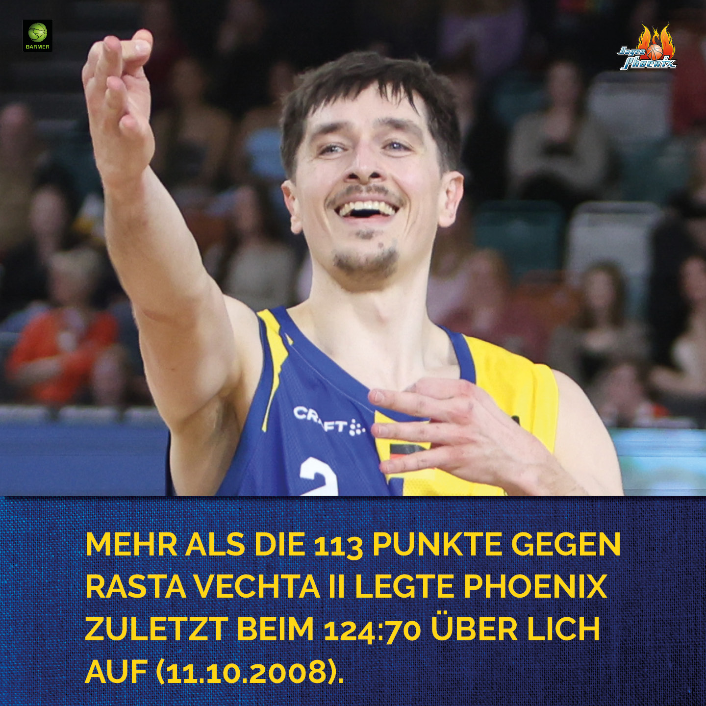 Ein fröhlicher Basketballspieler im gelben Trikot gestikuliert während eines Spiels.