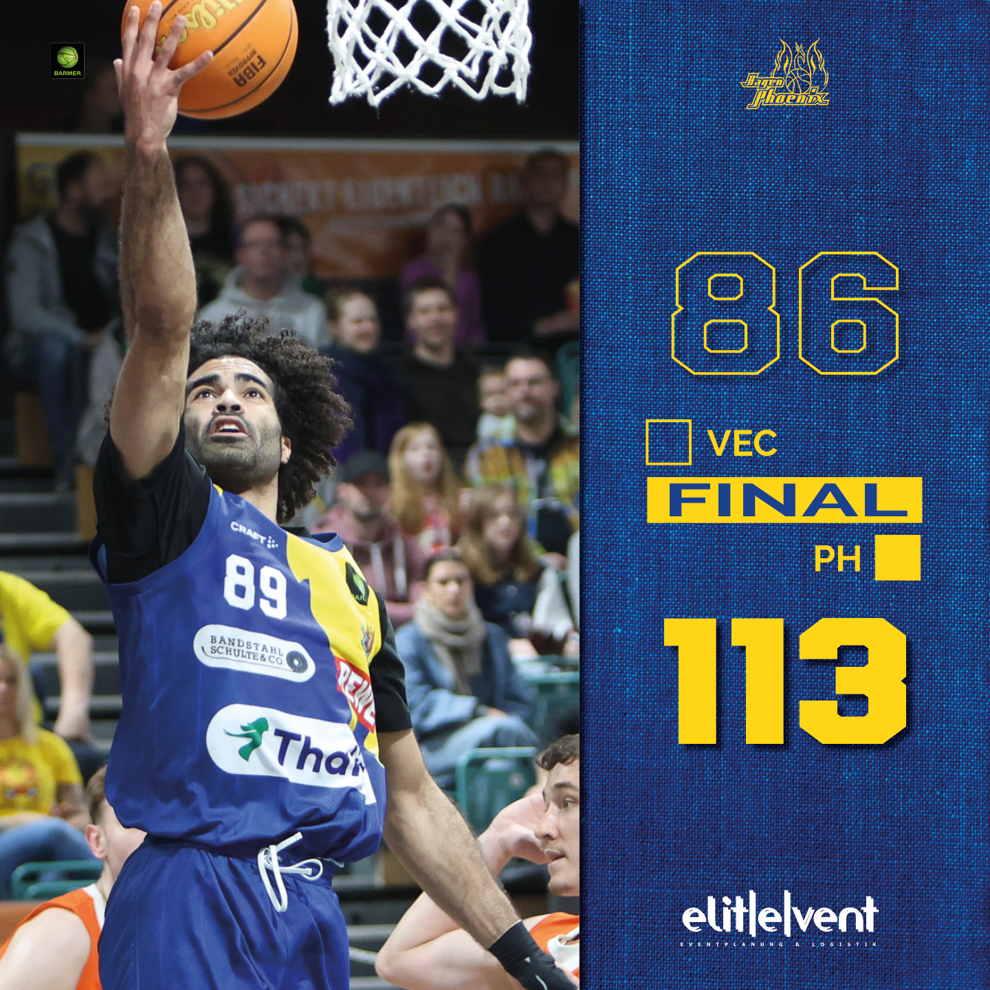 Basketballspieler springt zum Korb, fröhlich, blau-gelbes Trikot, Punktestand 86-113.