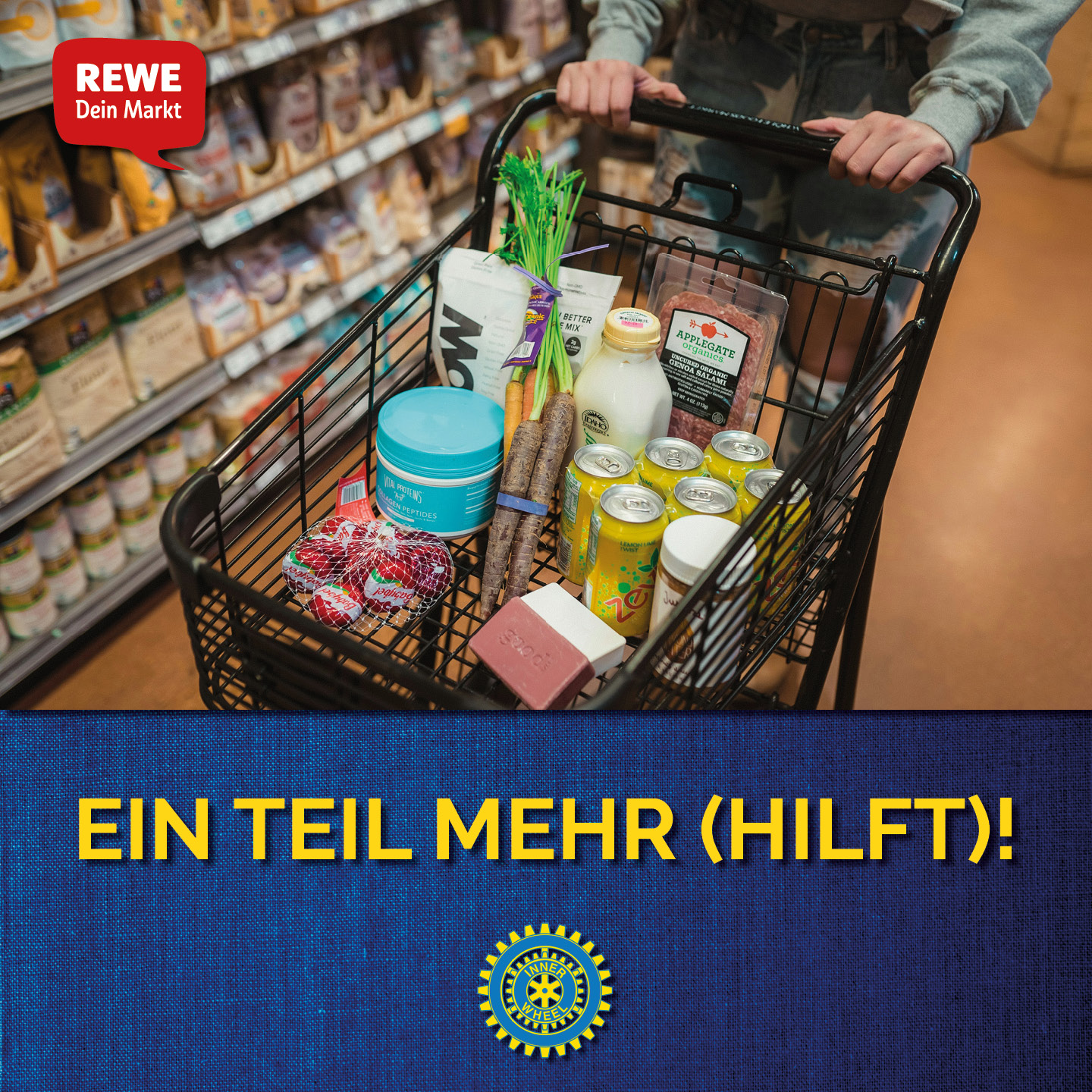 Mensch hält Einkaufswagen mit Lebensmitteln in einem Supermarkt. Text: "Ein Teil mehr (hilft)".