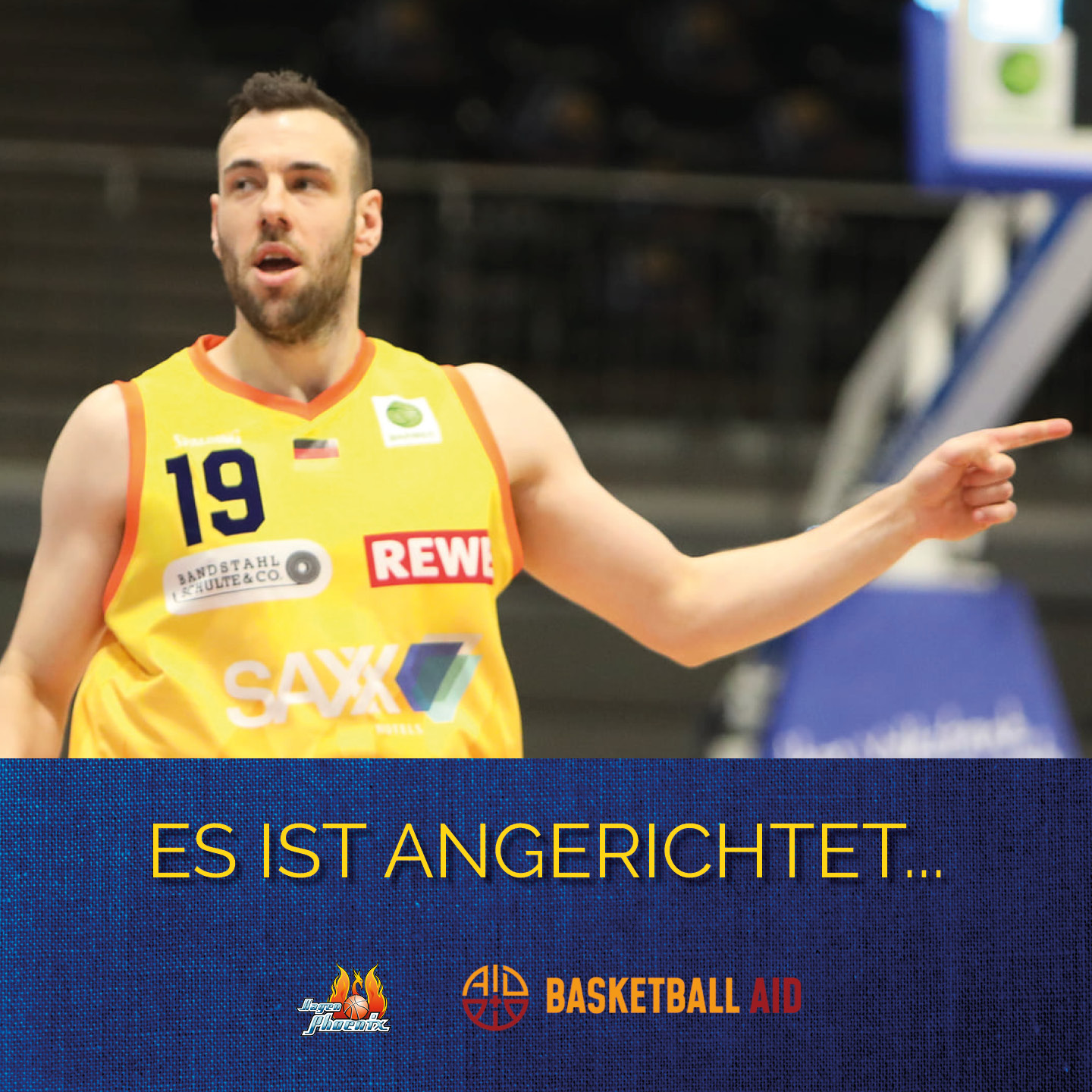 Ein Basketballspieler im gelben Trikot zeigt energisch nach rechts.
