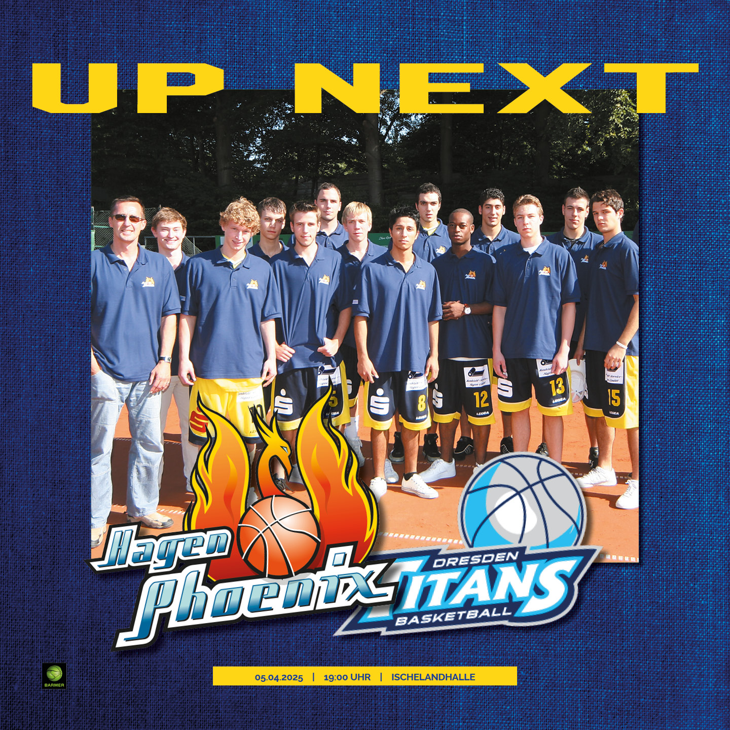 Eine Gruppe junger Männer in blauen Poloshirts mit Basketball-Logos, einige mit lächelndem Gesichtsausdruck.