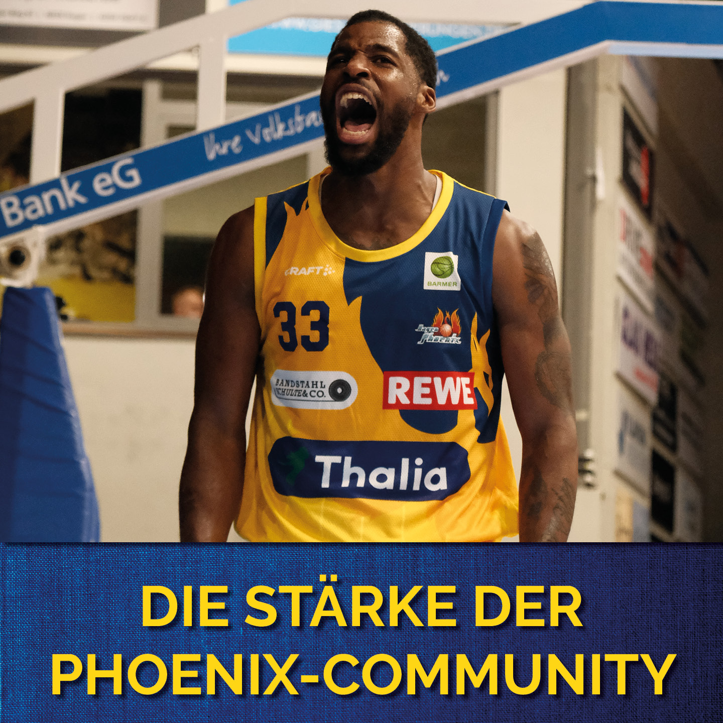 Basketballspieler im gelben Trikot jubelt lautstark unter Basketballplatz-Banner.