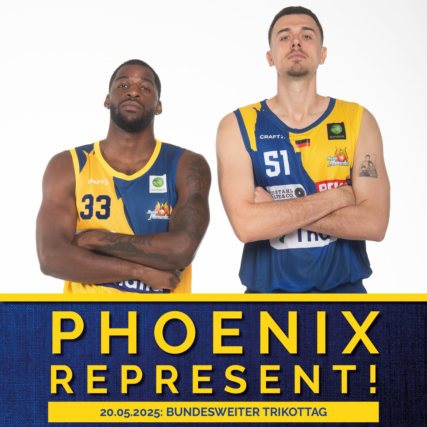 Zwei Basketballspieler in blauen Trikots mit ernsten Gesichtern und sportlichem Aussehen.