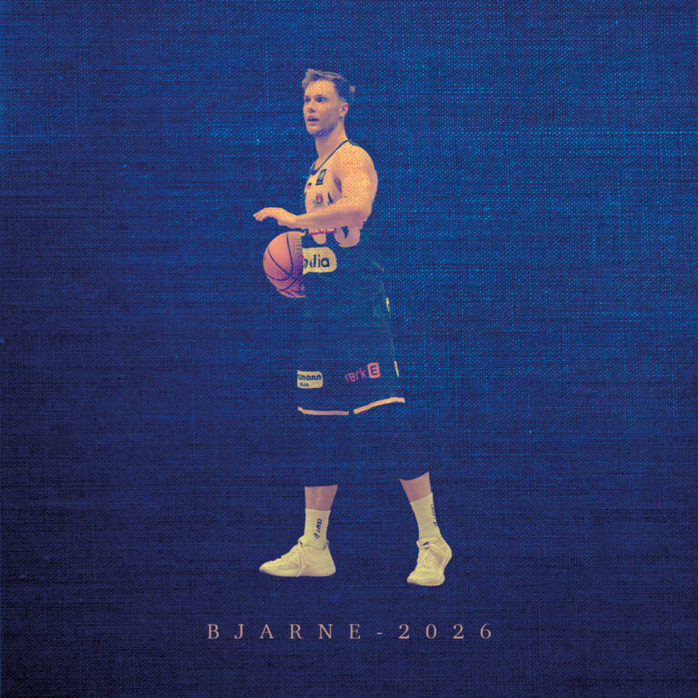 Ein Basketballspieler in Aktion, konzentrierter Ausdruck, blaues Trikot mit orangefarbenem Ball.