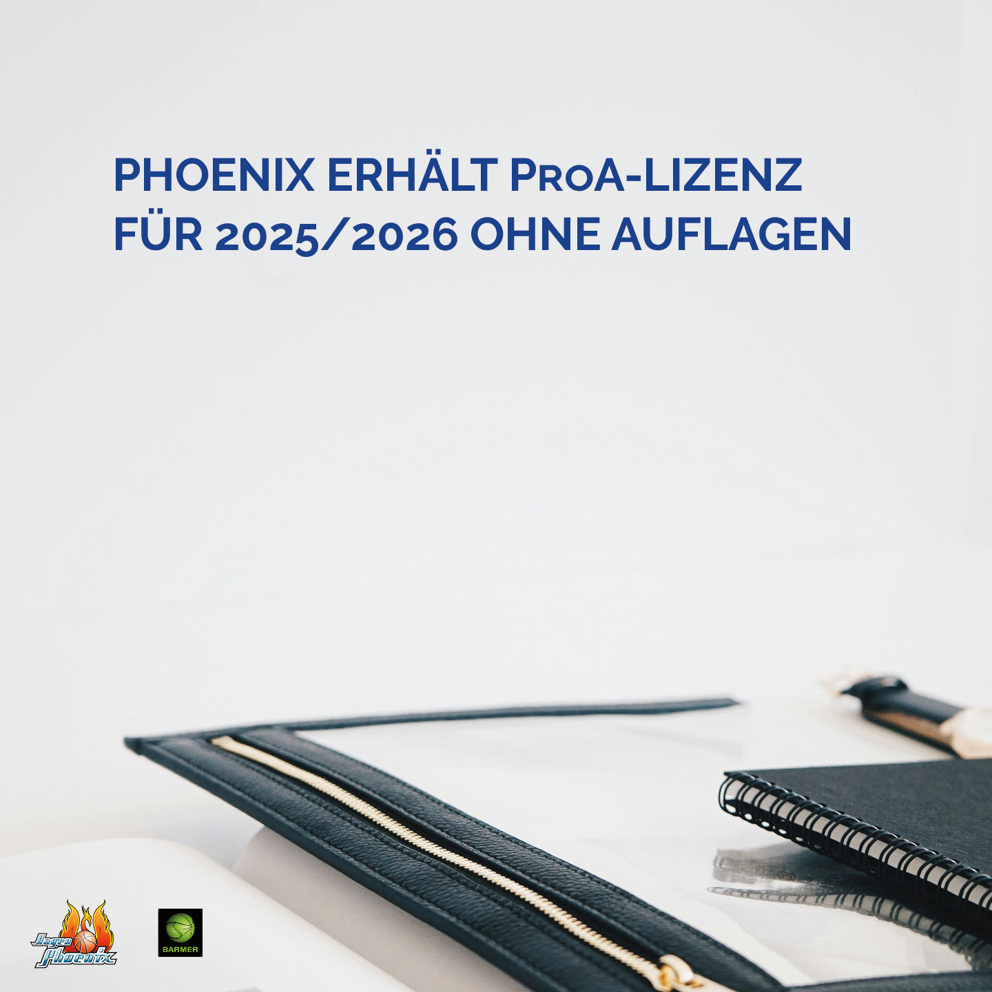 Schwarze Schreibwaren auf einem weißen Tisch. Text über ProA-Lizenz für 2025/2026 oben.