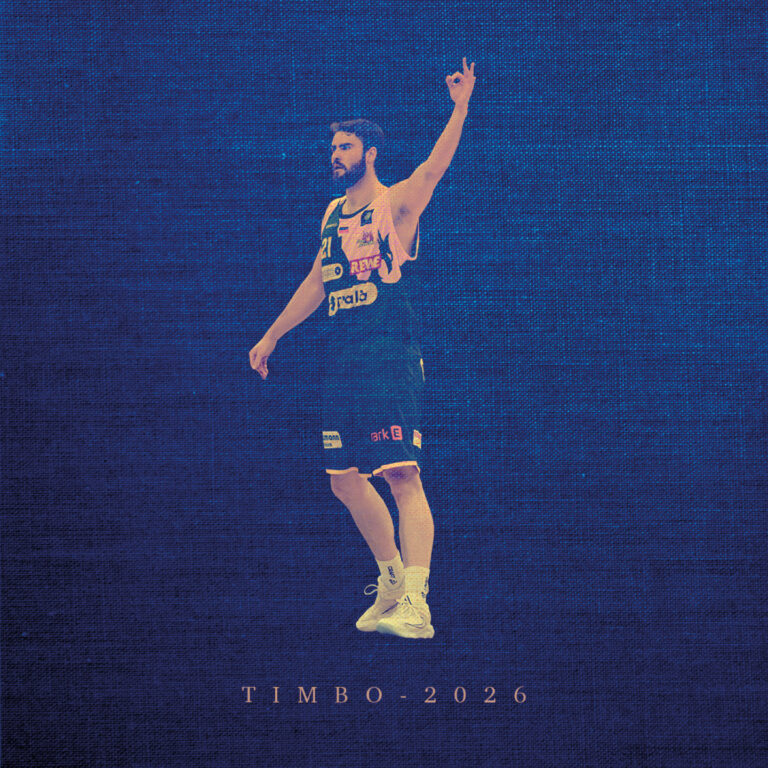 Basketballspieler in dunklem Trikot, freudig gestikulierend, auf blauem Hintergrund.
