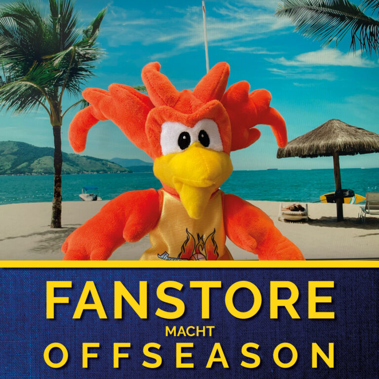 Ein orangefarbenes Maskottchen mit gelbem Schnabel lächelt vor einem tropischen Strandhintergrund.