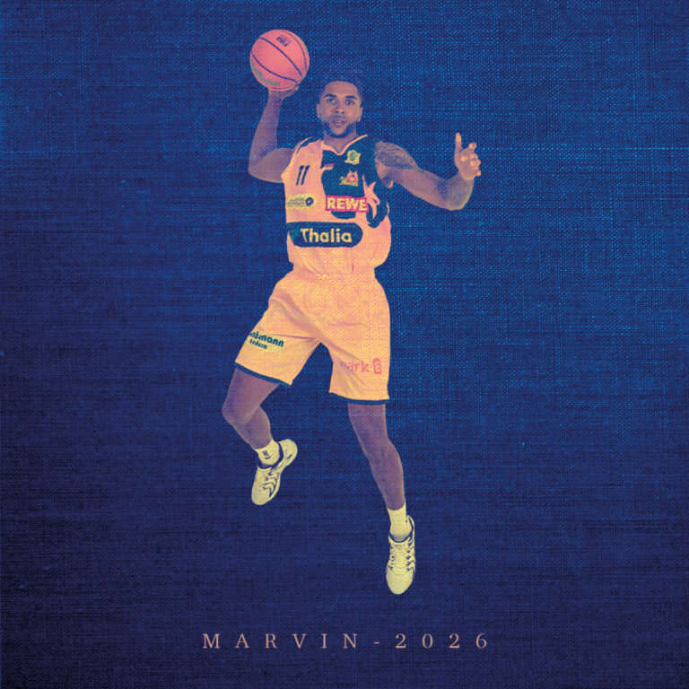 Ein Basketballspieler in gelber Uniform, springend mit fokussiertem Blick, auf strukturiertem Hintergrund.