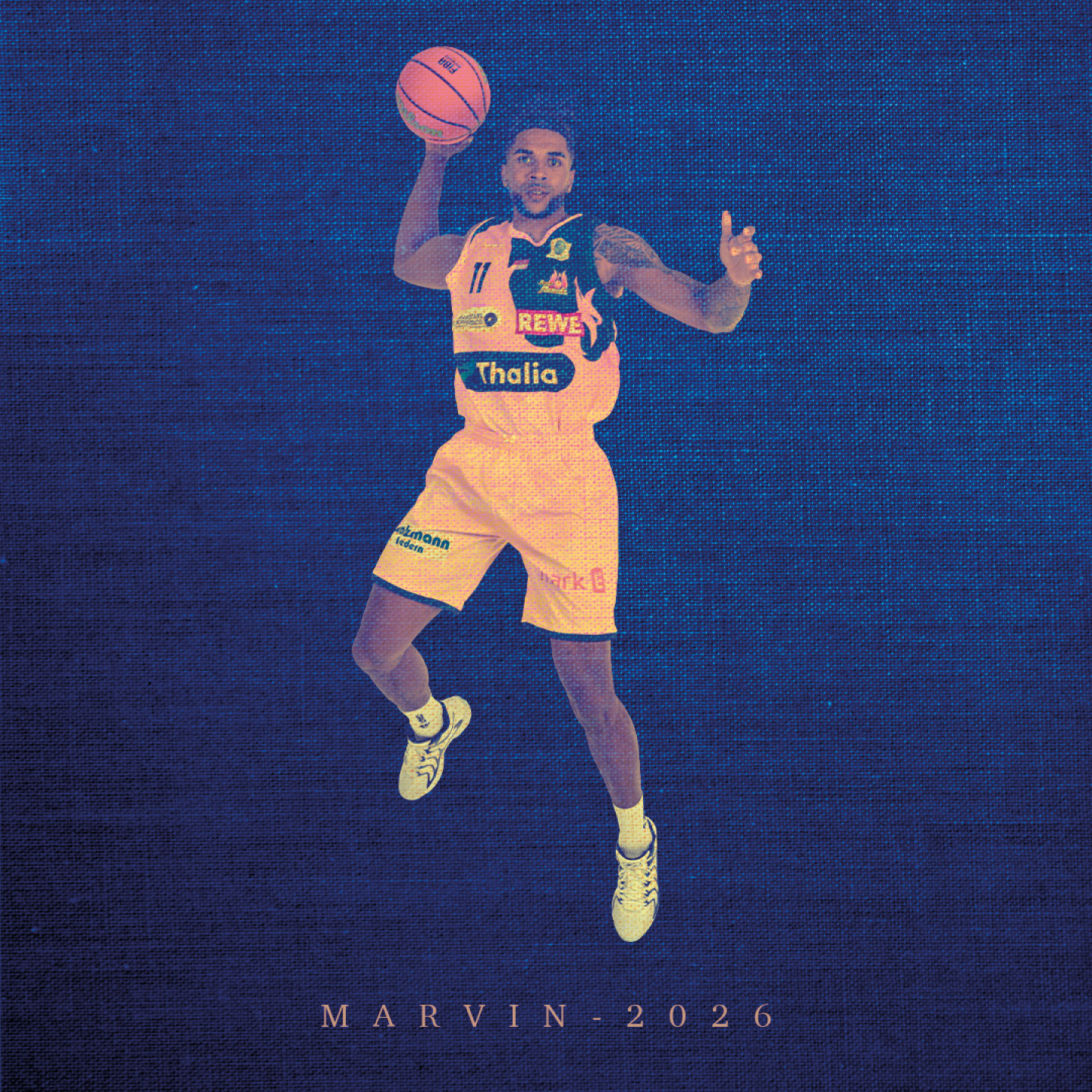 Ein Basketballspieler in gelber Uniform, springend mit fokussiertem Blick, auf strukturiertem Hintergrund.