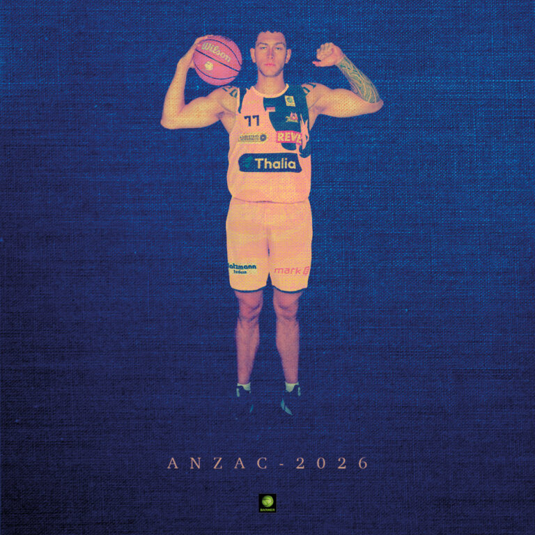Eine Person im Basketballtrikot posiert mit Ball; tätowierter Arm, entschlossen.