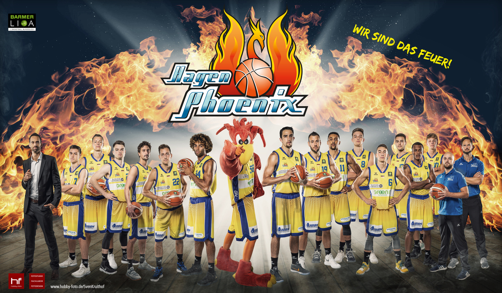 Basketballteam in gelben Trikots mit Huhnmaskottchen, Hintergrund mit Flammen und Logo "Hagen Phoenix".