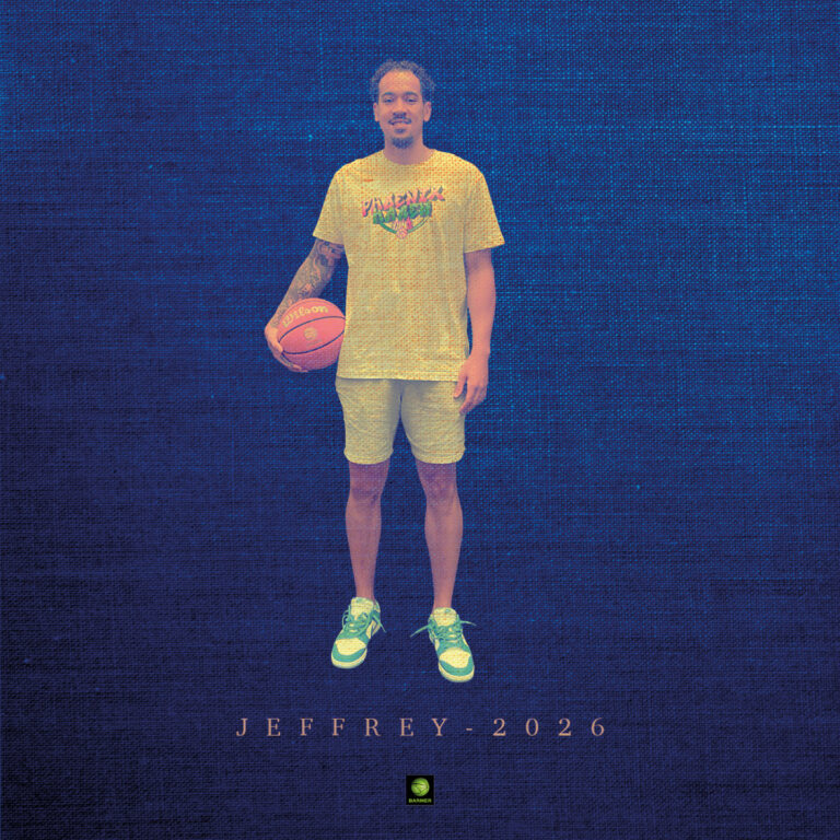 Person mit Korbball, lächelnd, trägt gelbes Outfit und grüne Sneaker vor blauem Hintergrund.