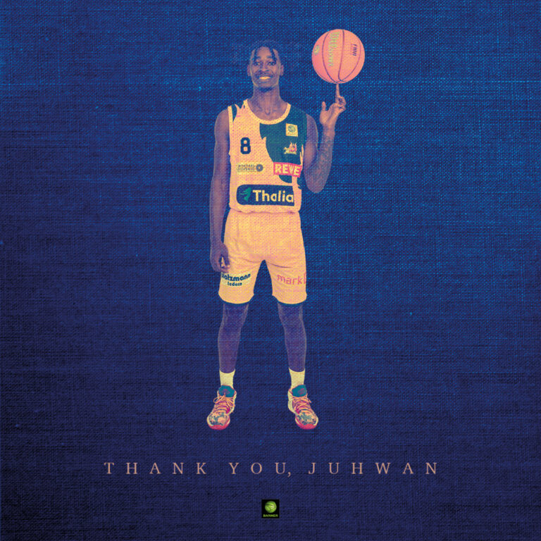 Ein Basketballspieler lächelnd in gelbem Trikot hält einen Ball auf blauem Hintergrund.
