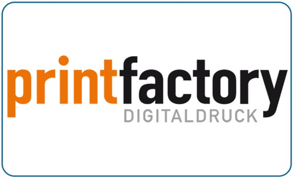Logo von printfactory in Orange und Schwarz mit dem Wort "DIGITALDRUCK" in Grau darunter.