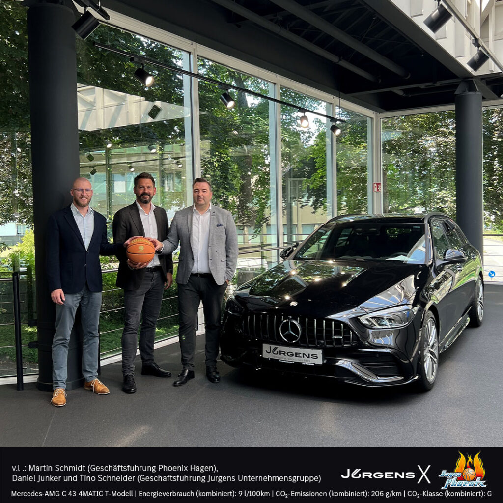Drei Männer, einer hält einen Basketball, posieren neben einem schwarzen Auto.