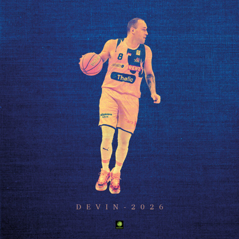 Ein Basketballspieler in gelbem Trikot läuft mit konzentriertem Gesichtsausdruck auf blauer Leinwand.