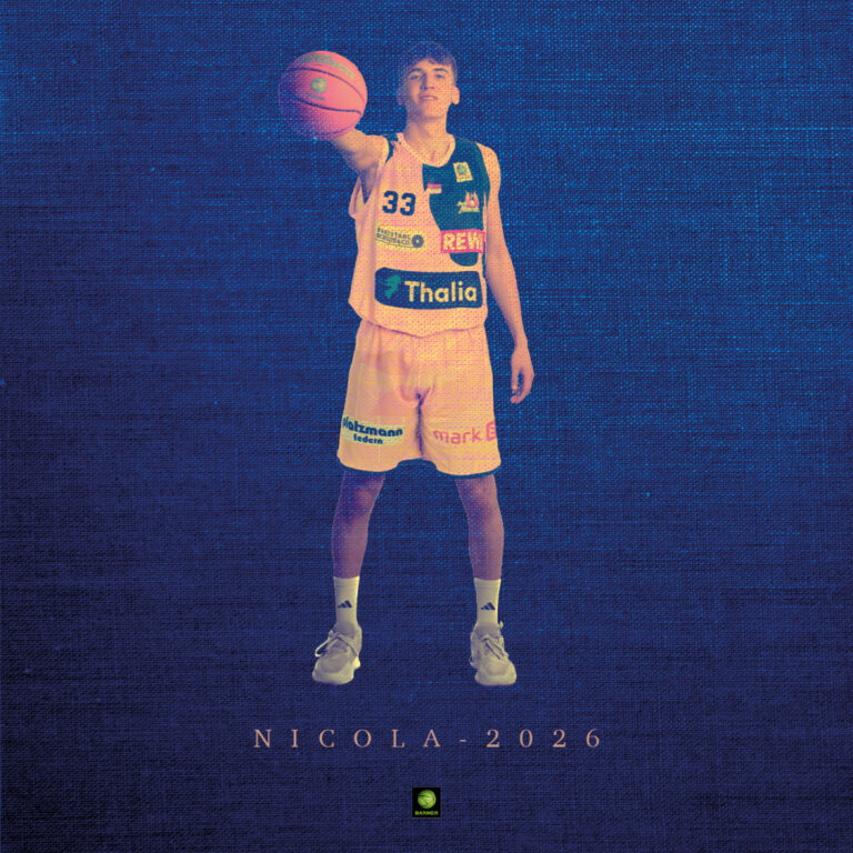 Ein Basketballspieler im gelben Trikot, entschlossener Blick, blauer Hintergrund.