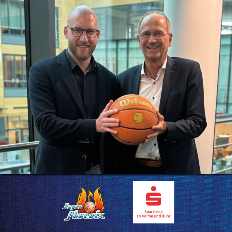 Zwei Männer lächeln, halten Basketball, Anzüge, Bürohintergrund, Logo unten.