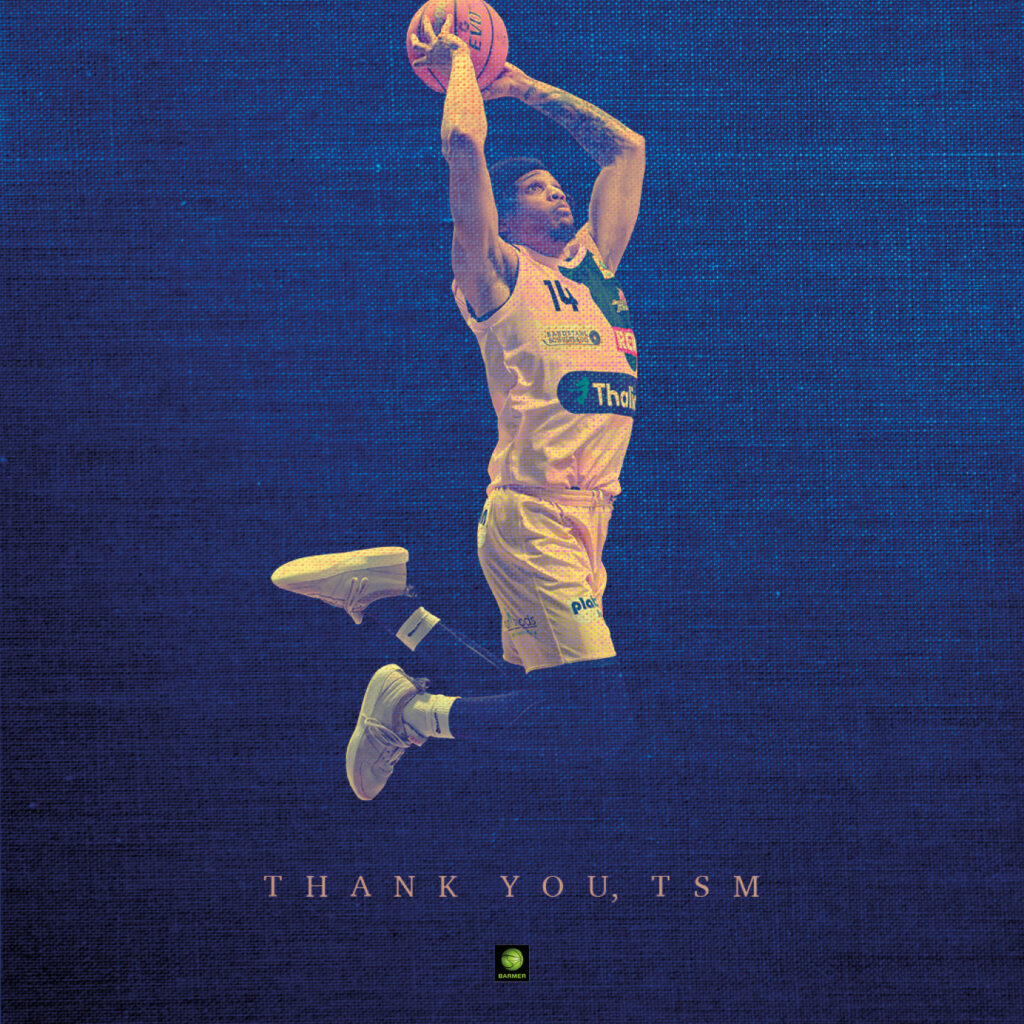 Basketballspieler springt mit Ball im gelben Trikot auf blauem Hintergrund.