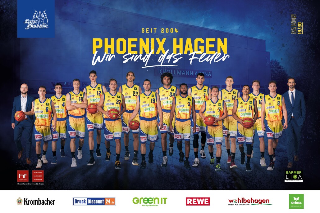 Eine Basketballmannschaft in gelben Trikots posiert lächelnd auf einem Teamfoto.