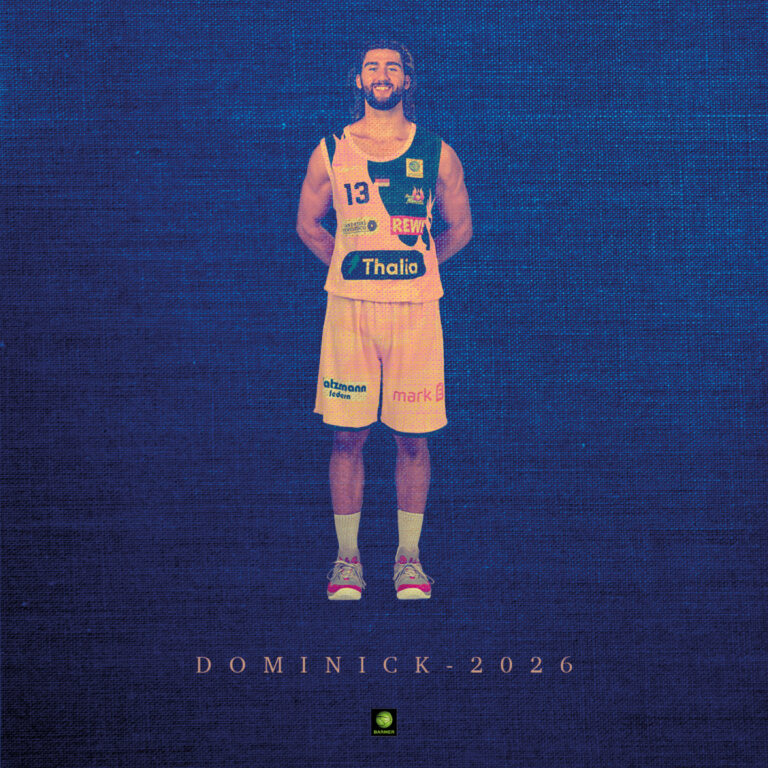 Ein Basketballspieler lächelnd in blau-gelber Uniform auf blauem Hintergrund.