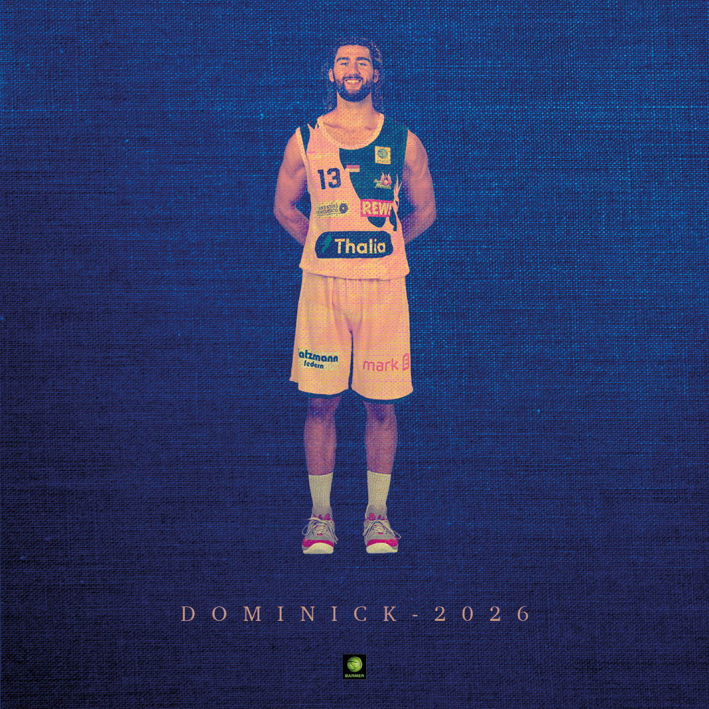 Ein Basketballspieler lächelnd in blau-gelber Uniform auf blauem Hintergrund.
