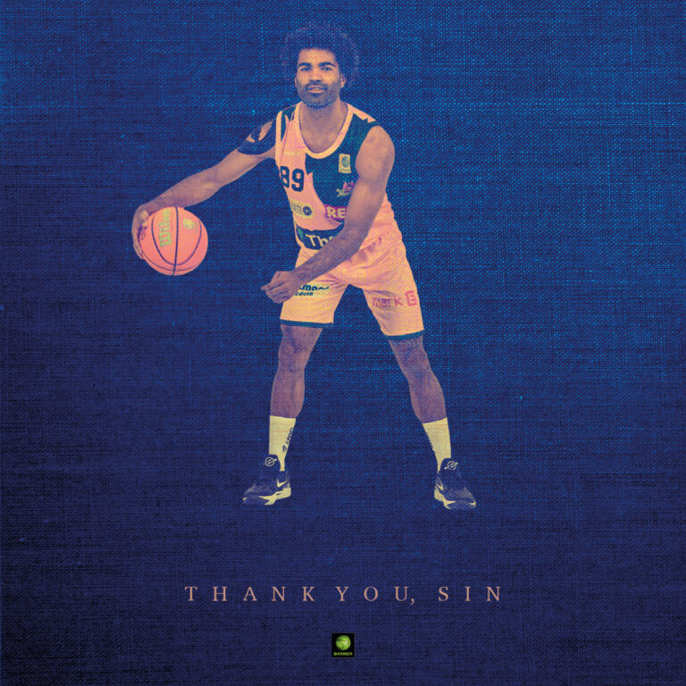 Ein Basketballspieler in gelbem Trikot dribbelt lächelnd den Ball.