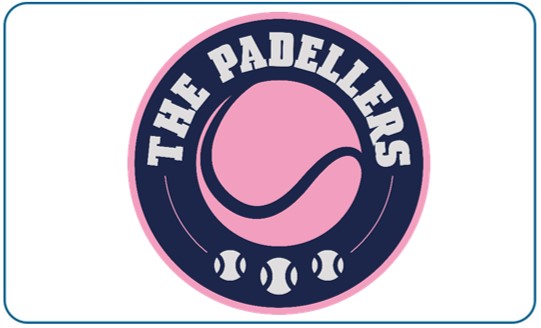 Ein Logo mit dem Text "The Padellers", einem rosa Tennisball und drei Paddelbällen.