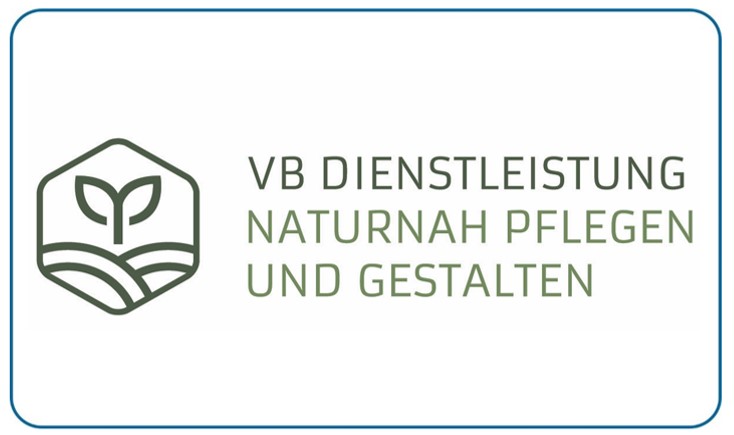 Ein Logo mit einem Blatt-Symbol und dem Text "VB Dienstleistung Naturnah pflegen und gestalten" in Grün auf weißem Hintergrund