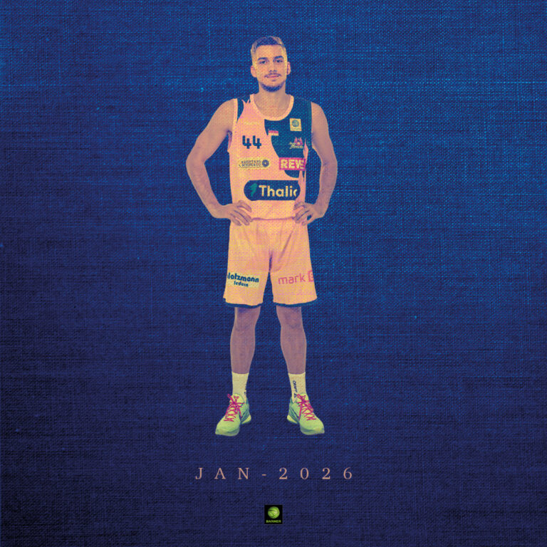 Ein Basketballspieler in bunter Uniform steht selbstbewusst auf einem blauen Hintergrund.