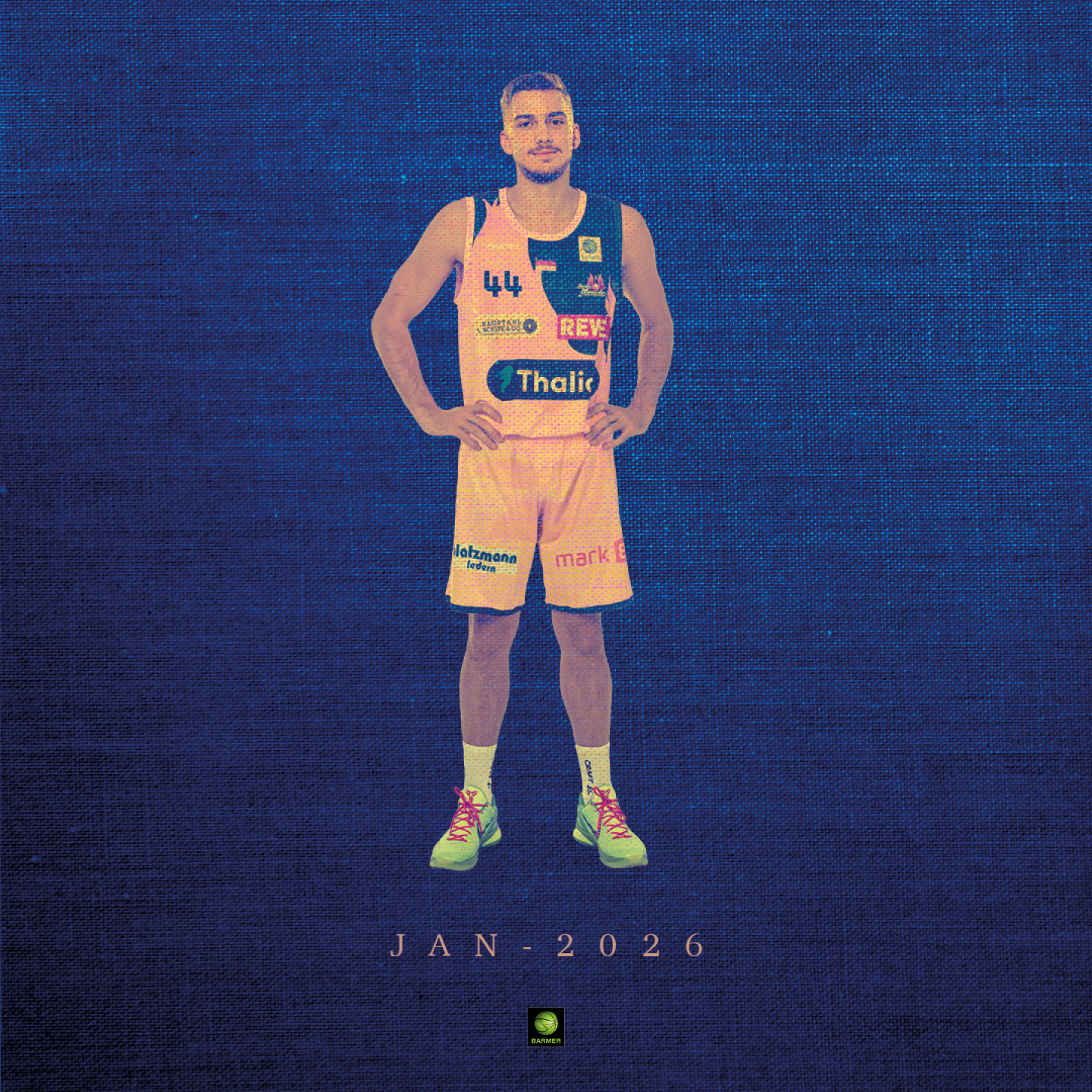 Ein Basketballspieler in bunter Uniform steht selbstbewusst auf einem blauen Hintergrund.