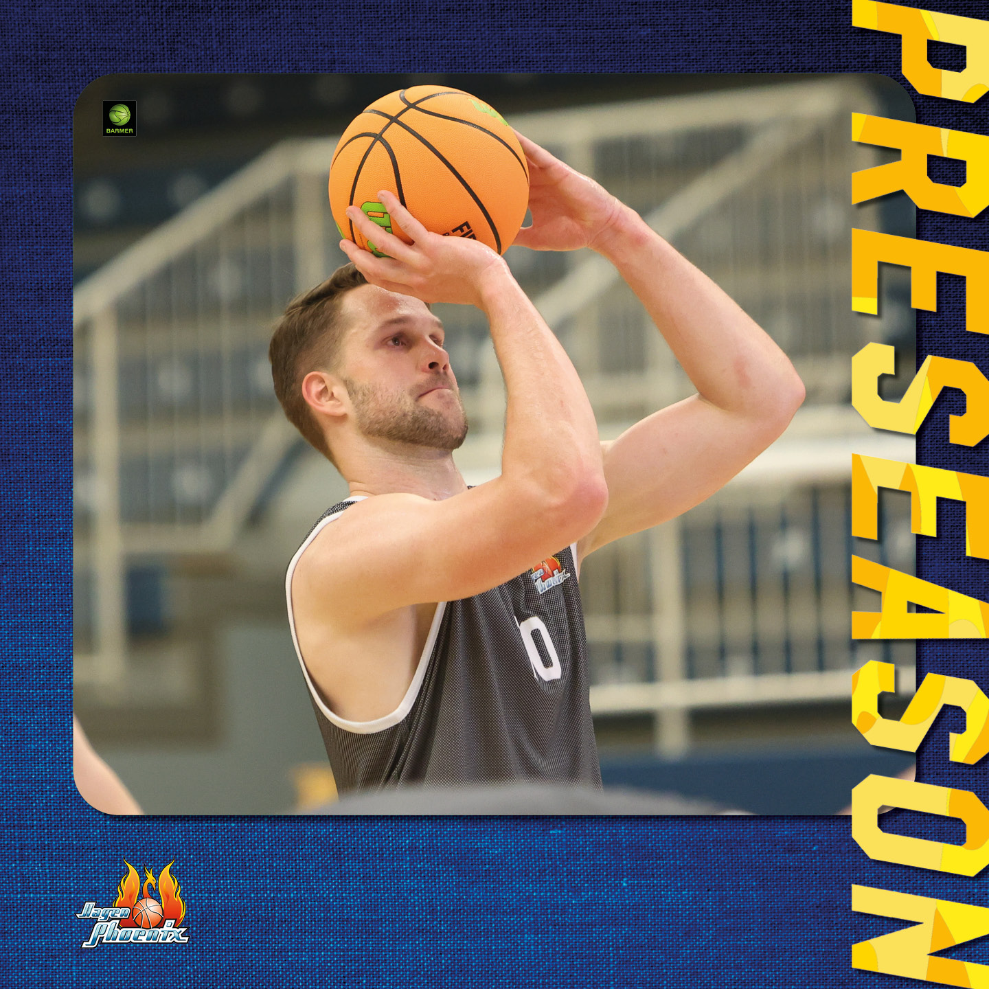 Ein Basketballspieler wirft konzentriert einen orangefarbenen Ball im Spiel.