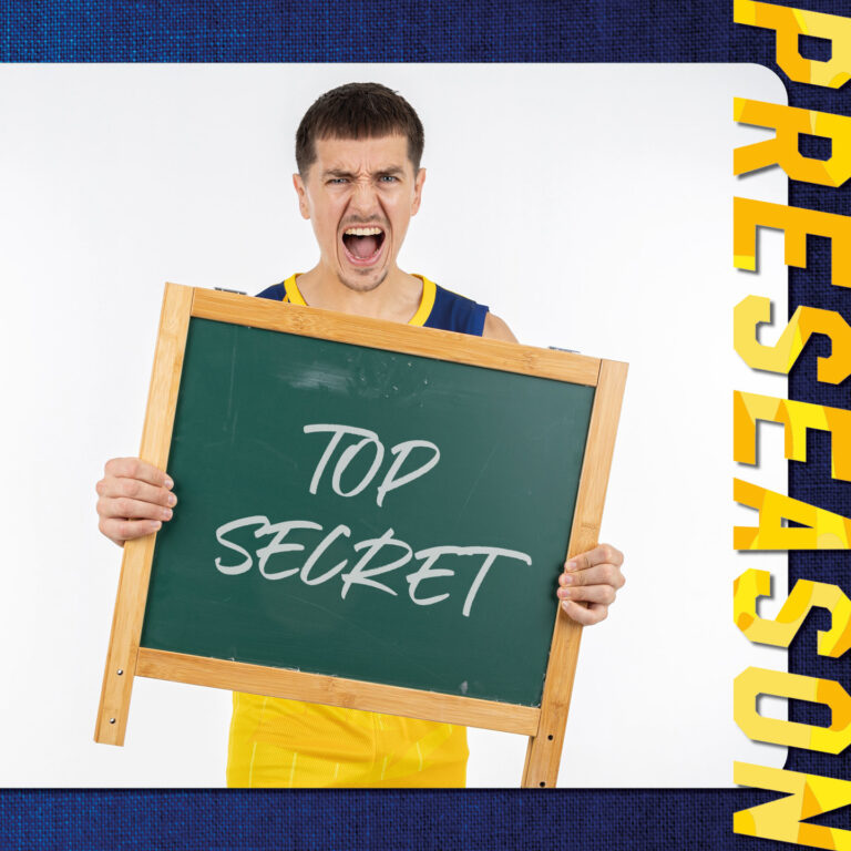 Ein Basketballspieler im gelben Trikot schreit und hält eine "Top Secret"-Tafel.