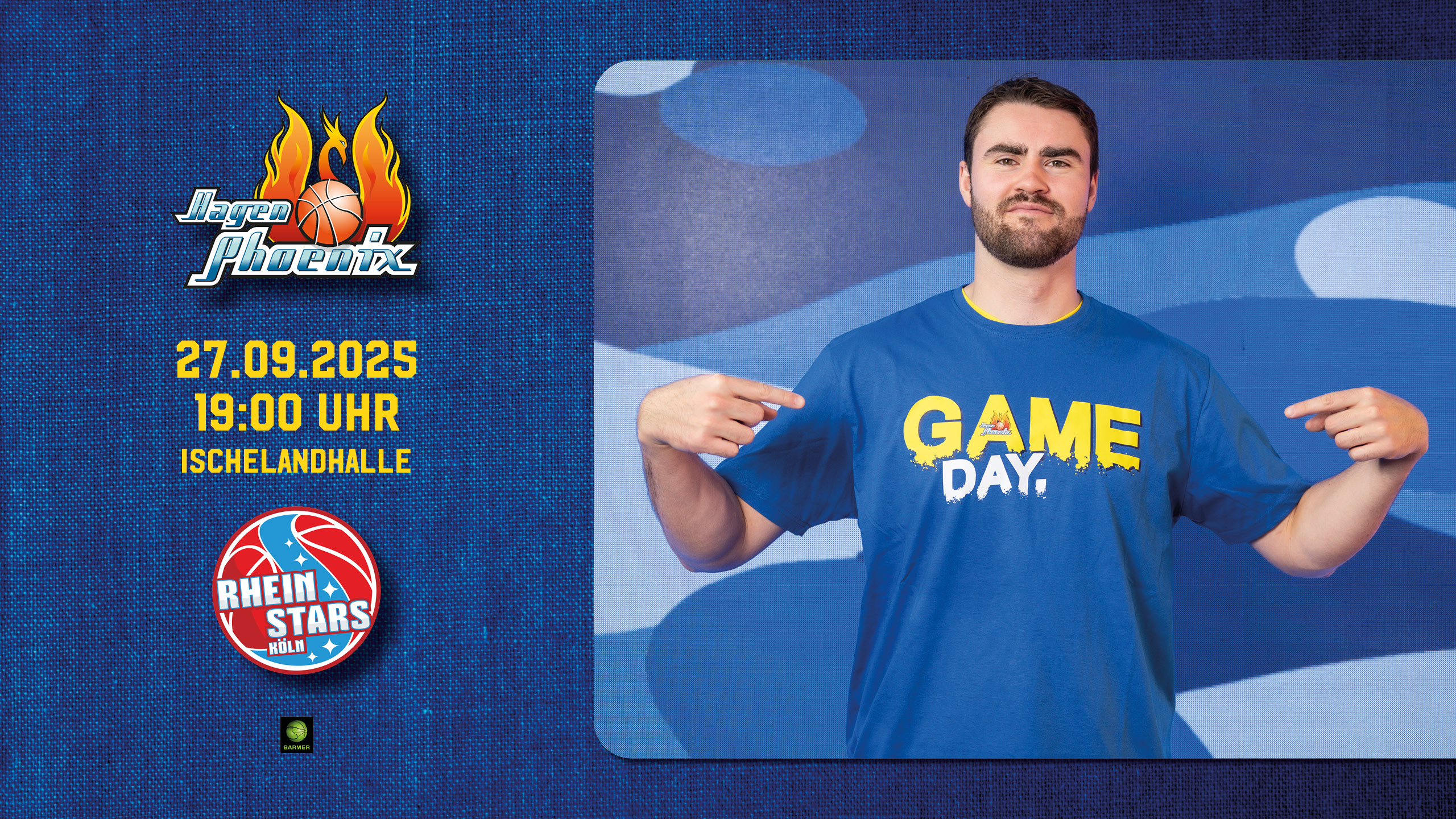 Ein Mann zeigt auf sein blaues T-Shirt mit dem gelben Schriftzug "GAME DAY" und wirkt stolz.