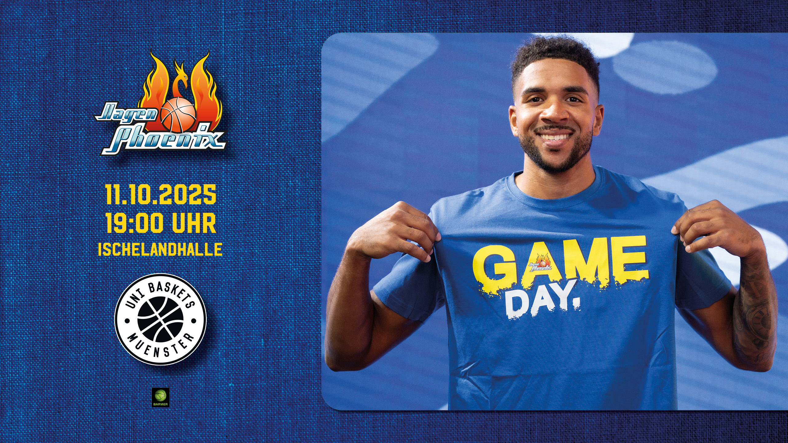 Ein lächelnder Mann zeigt ein blaues T-Shirt mit gelber Aufschrift "Game Day"
