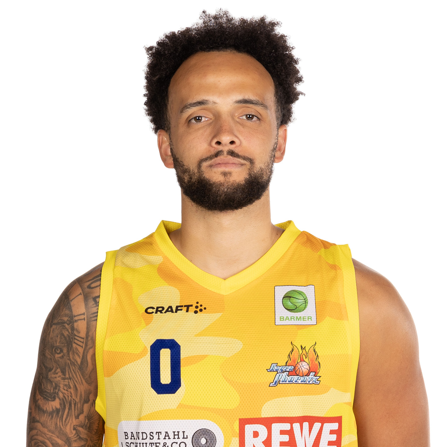 Ein ernst blickender Basketballspieler mit gelbem Trikot und tätowiertem Arm.