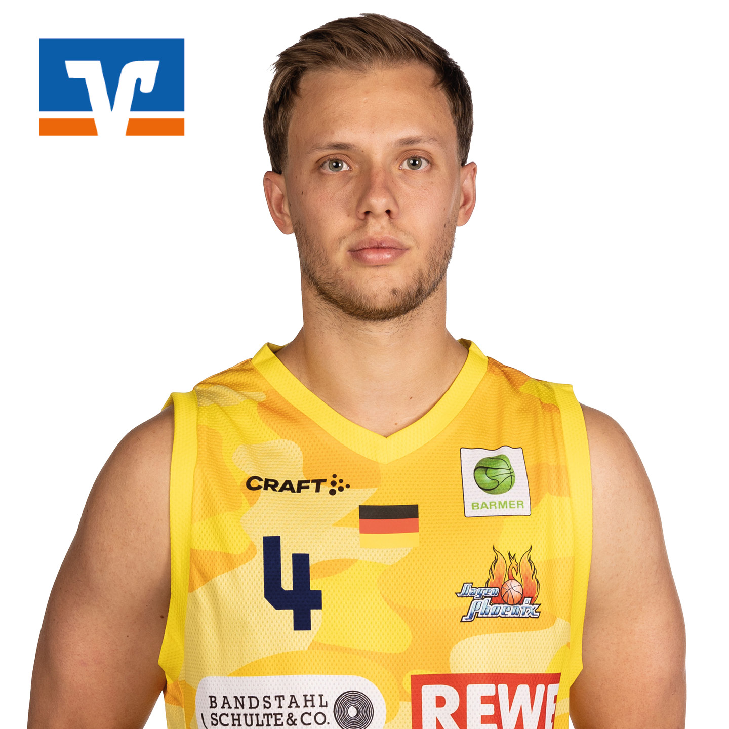 Ein junger Mann mit neutralem Gesichtsausdruck trägt ein gelbes Basketballtrikot.