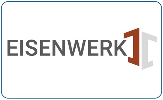 Das Bild zeigt das Logo von Eisenwerk mit grauem Text und einem roten Symbol.