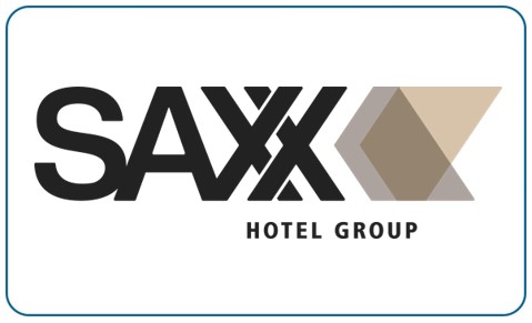 Das Logo der SAXX Hotelgruppe in Schwarz und Beige mit geometrischem Design