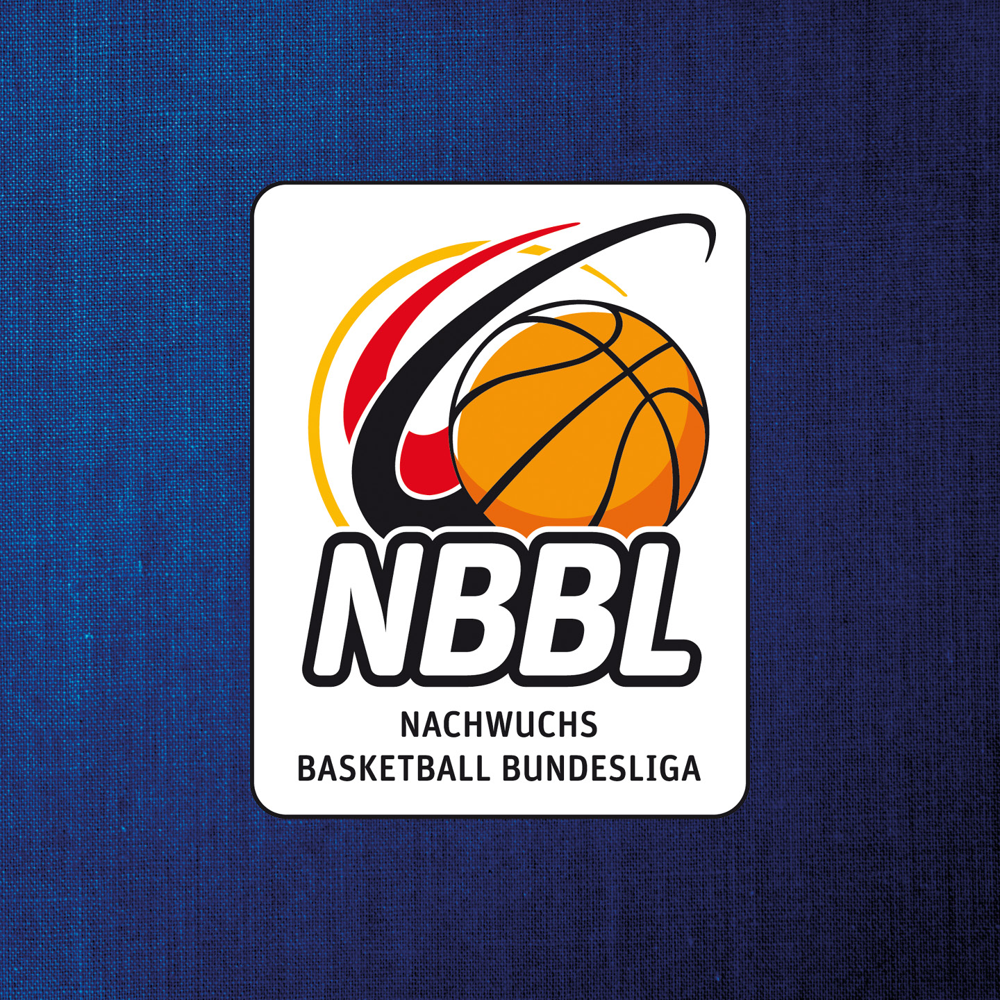 NBBL-Logo auf blauem Hintergrund mit Basketball und dynamischen Linien in Schwarz und Rot