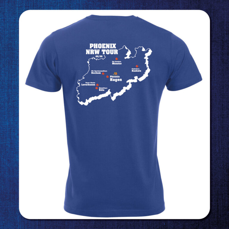 Ein blaues T-Shirt zeigt eine weiße Karte der NRW Tour mit roten Markierungen.