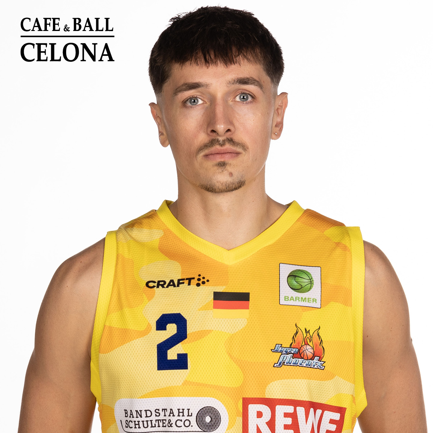 Ein junger Mann mit ernstem Gesichtsausdruck trägt ein gelbes Basketballtrikot.